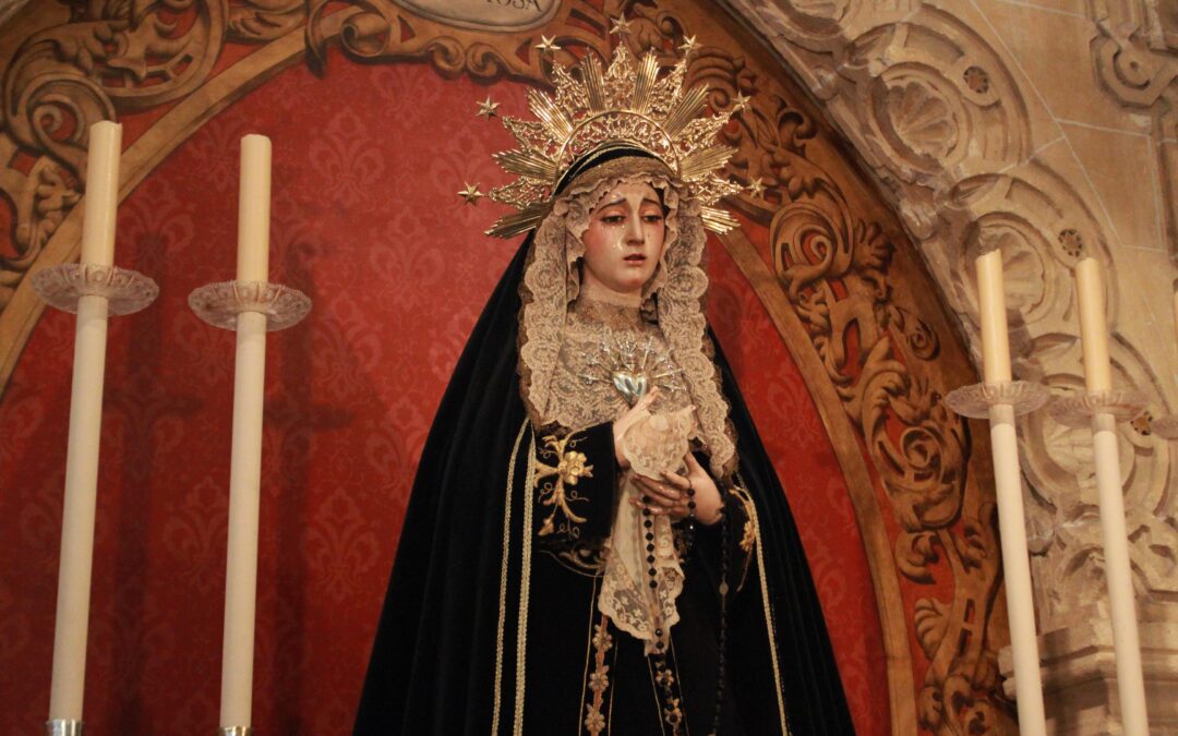 La Virgen de las Lágrimas vestida para la festividad de los fieles difuntos