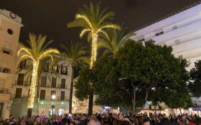 Lleno absoluto en la Zambomba de la Hermandad en la Plaza del Arenal