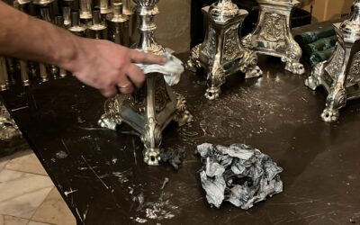 Preparando el Besamanos de la Virgen