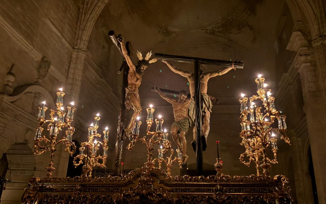 GALERÍA | Traslado del Santísimo Cristo de la Esperanza a su paso.